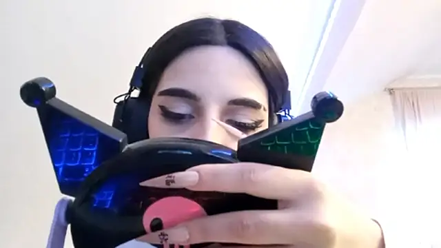 Snapshot of KizzieSchronce chatting on December 17, 2025, 3:33 am KizzieSchronce online show from December 17, 2025, 3:33 am