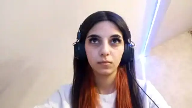 Snapshot of KizzieSchronce chatting on December 18, 2025, 11:14 am KizzieSchronce online show from December 18, 2025, 11:14 am