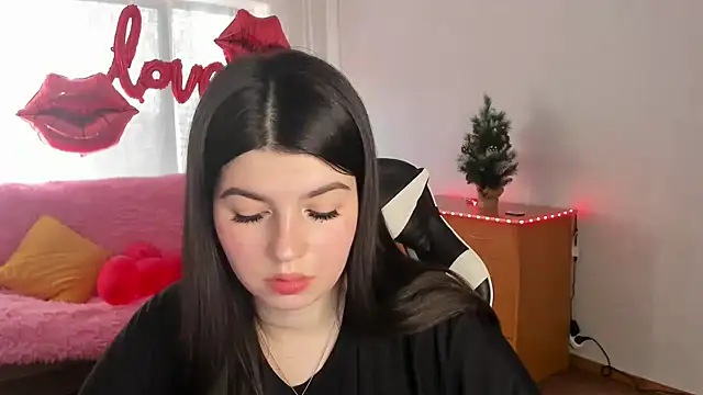 Snapshot of KisaModel chatting on February 19, 2026, 7:38 am KisaModel online show from February 19, 2026, 7:38 am