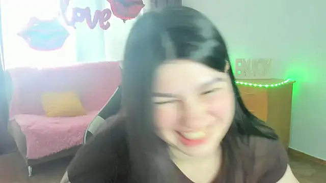 Snapshot of KisaModel chatting on May 1, 2026, 7:35 am KisaModel online show from May 1, 2026, 7:35 am