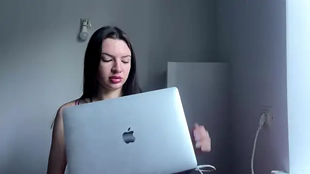 EloisDower online show from December 17, 2025, 11:21 pm