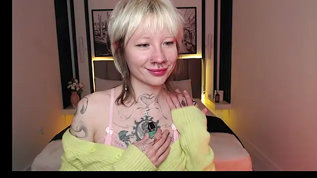 Luna Hurt online show from December 17, 2025, 1:49 pm