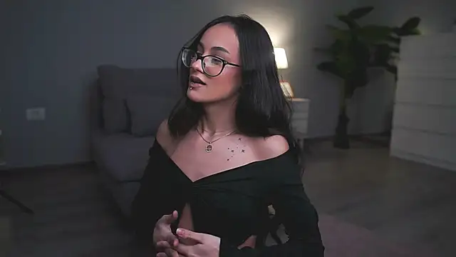 ValexieLux online show from March 13, 2026, 1:16 pm