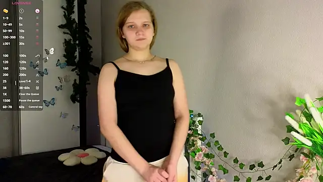 HazeElariel online show from April 13, 2026, 3:05 pm