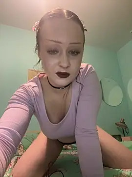 Snapshot of arisha_glow chatting on December 17, 2025, 8:25 pm arisha glow online show from December 17, 2025, 8:25 pm