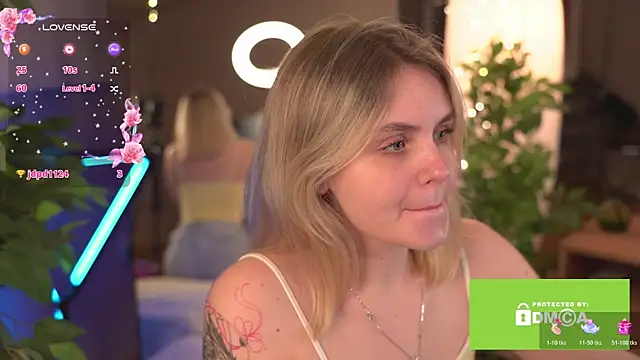 Snapshot of LuneaEvienne chatting on December 17, 2025, 3:28 pm LuneaEvienne online show from December 17, 2025, 3:28 pm