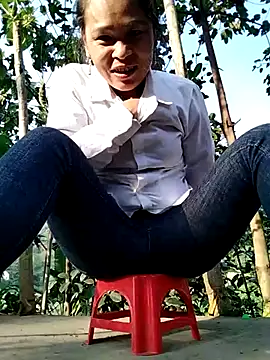 Seductive slut online show from December 15, 2025, 8:42 am