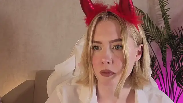 Snapshot of NoraCollins chatting on December 18, 2025, 8:19 am NoraCollins online show from December 18, 2025, 8:19 am