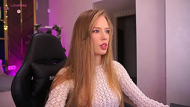 MollyyMayy online show from February 17, 2026, 4:04 pm