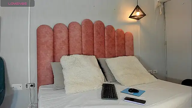 bella jonnes  online show from December 17, 2025, 8:25 pm