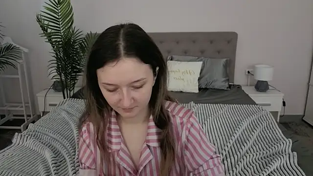 CyrenaLuxe online show from March 22, 2026, 10:06 am