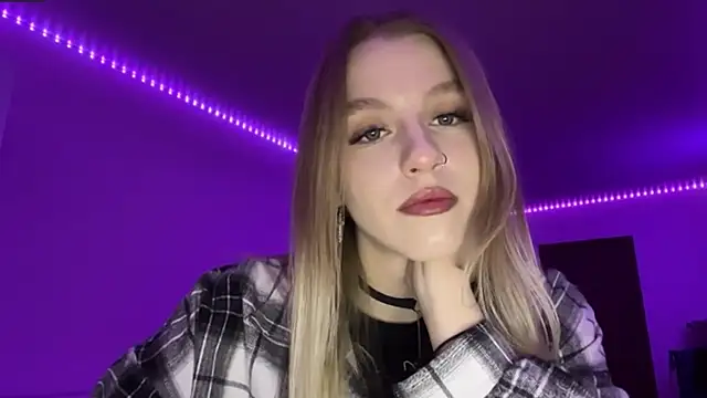 Snapshot of AzoticBasics chatting on December 16, 2025, 1:26 pm AzoticBasics online show from December 16, 2025, 1:26 pm