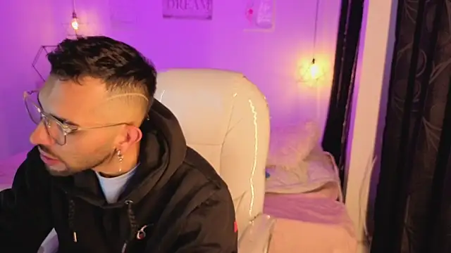 Snapshot of annie_and_ryan chatting on December 20, 2025, 4:37 am annie and ryan online show from December 20, 2025, 4:37 am