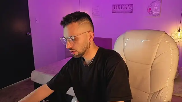 Snapshot of annie_and_ryan chatting on December 19, 2025, 4:49 am annie and ryan online show from December 19, 2025, 4:49 am