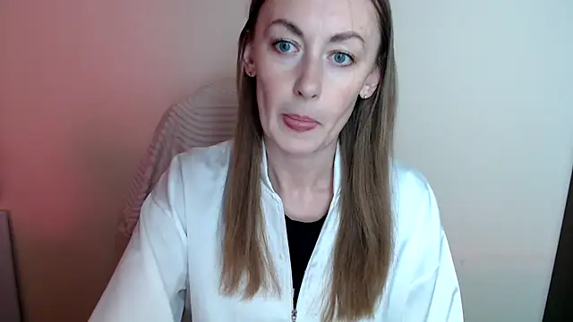 Snapshot of LiaSeass_ chatting on July 4, 2026, 12:53 pm LiaSeass online show from July 4, 2026, 12:53 pm
