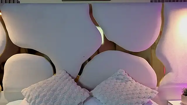 lunajones   online show from December 15, 2025, 8:47 pm