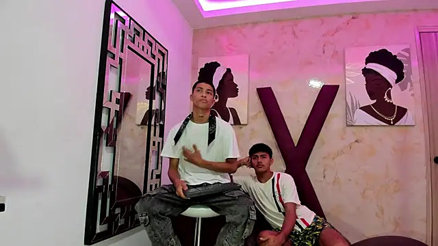 Snapshot of DIAMOND_BLACKS chatting on December 17, 2025, 7:24 am DIAMOND BLACKS online show from December 17, 2025, 7:24 am