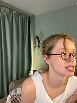 Snapshot of SunnyShiney chatting on December 17, 2025, 10:20 am SunnyShiney online show from December 17, 2025, 10:20 am