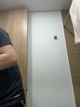 Snapshot of Valentino_ceratti chatting on December 16, 2025, 12:04 am Valentino ceratti online show from December 16, 2025, 12:04 am