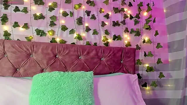 Ayla-marttinez online show from April 15, 2026, 2:28 am