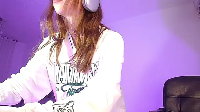 alina lee online show from April 24, 2026, 1:18 am