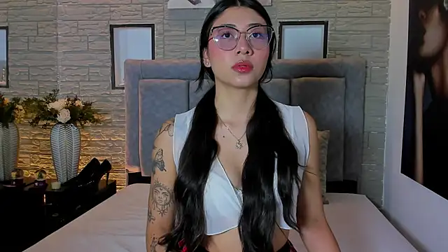 Snapshot of LanaRouse chatting on December 18, 2025, 12:53 pm LanaRouse online show from December 18, 2025, 12:53 pm