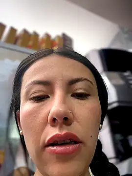 im loreinnn online show from December 17, 2025, 2:11 pm