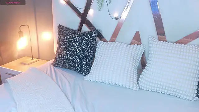 Miia Anderson online show from December 17, 2025, 7:41 pm