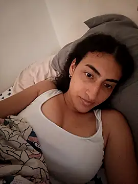 Snapshot of LindaRojas chatting on December 17, 2025, 7:41 pm LindaRojas online show from December 17, 2025, 7:41 pm