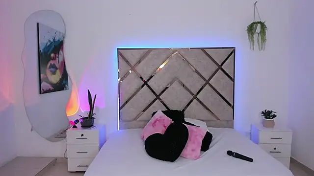 queenie staar online show from April 10, 2026, 5:42 pm