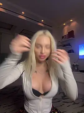 Snapshot of blonde_di chatting on December 17, 2025, 2:49 am blonde di online show from December 17, 2025, 2:49 am