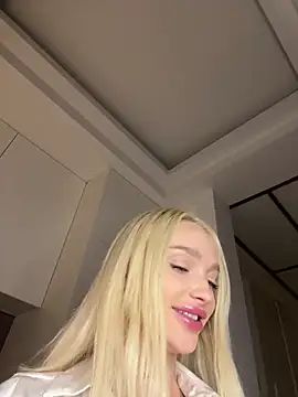 Snapshot of blonde_di chatting on December 18, 2025, 4:06 am blonde di online show from December 18, 2025, 4:06 am