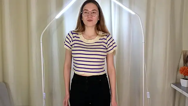 HalleyKeer online show from December 20, 2025, 4:10 pm