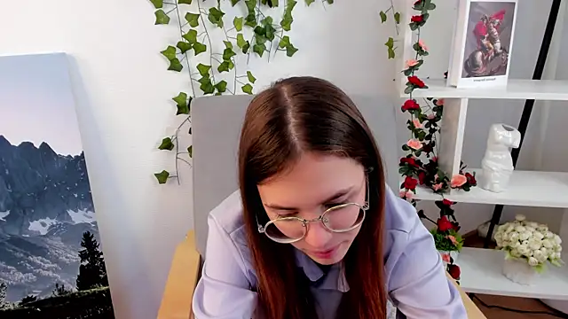 HalleyKeer online show from December 16, 2025, 5:55 am