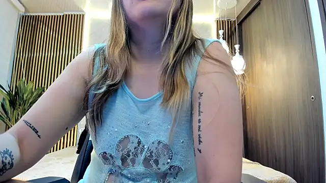 Violeta Dream  online show from December 19, 2025, 8:11 pm