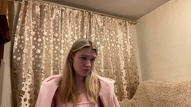 Snapshot of SkyeDavis chatting on December 15, 2025, 8:14 pm SkyeDavis online show from December 15, 2025, 8:14 pm