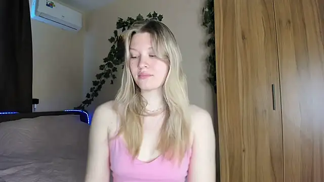 Snapshot of SkyeDavis chatting on May 6, 2026, 12:20 pm SkyeDavis online show from May 6, 2026, 12:20 pm