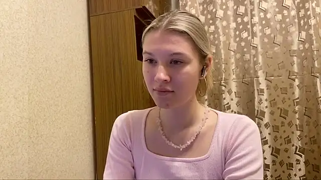 Snapshot of SkyeDavis chatting on December 16, 2025, 8:13 pm SkyeDavis online show from December 16, 2025, 8:13 pm