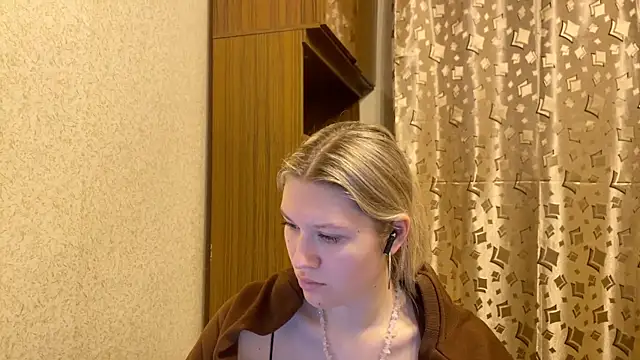 Snapshot of SkyeDavis chatting on December 18, 2025, 7:07 pm SkyeDavis online show from December 18, 2025, 7:07 pm