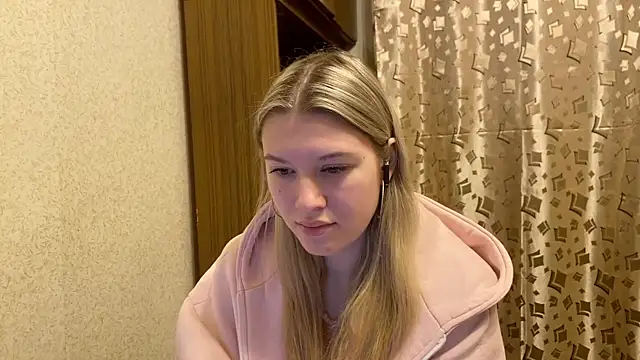 Snapshot of SkyeDavis chatting on December 17, 2025, 7:19 pm SkyeDavis online show from December 17, 2025, 7:19 pm