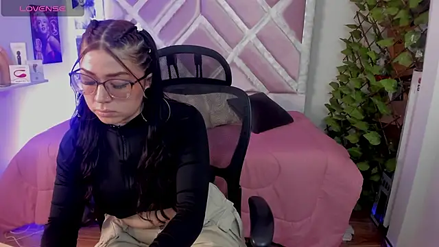 Snapshot of Sraemma chatting on December 17, 2025, 10:26 pm Sraemma online show from December 17, 2025, 10:26 pm