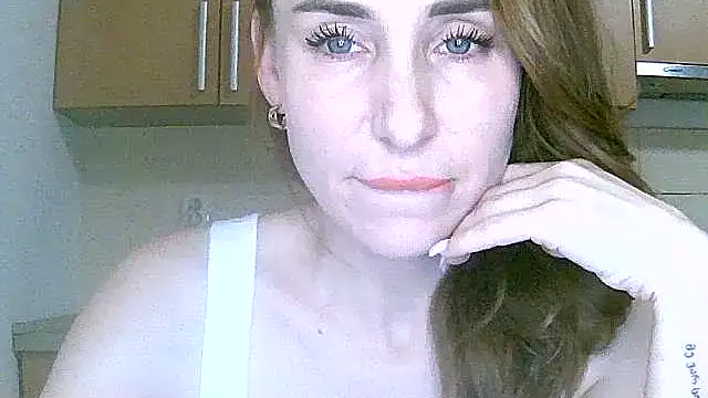 Snapshot of GlarysLoveress chatting on December 19, 2025, 12:25 am GlarysLoveress online show from December 19, 2025, 12:25 am