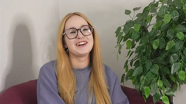 Snapshot of GwynKnispel chatting on December 18, 2025, 10:19 am GwynKnispel online show from December 18, 2025, 10:19 am