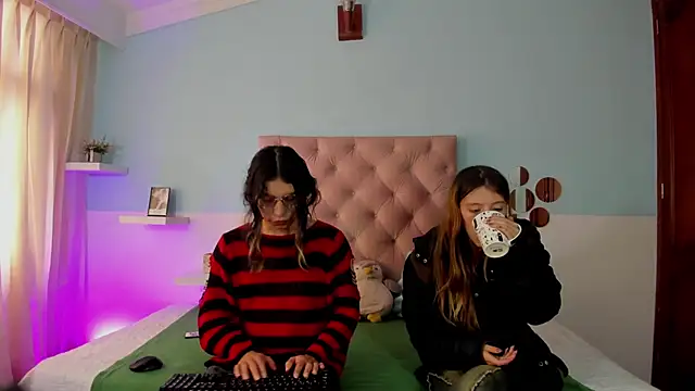 Snapshot of Briar_y_Blair chatting on December 19, 2025, 1:46 pm Briar y Blair online show from December 19, 2025, 1:46 pm