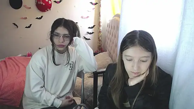 Snapshot of Briar_y_Blair chatting on March 5, 2026, 2:35 pm Briar y Blair online show from March 5, 2026, 2:35 pm