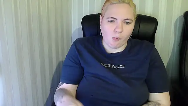 LissaLeon online show from December 18, 2025, 7:40 pm