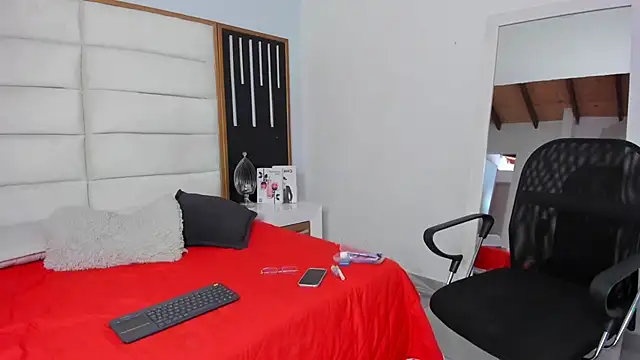 Snapshot of JuliMonroe19 chatting on January 7, 2026, 1:16 pm JuliMonroe19 online show from January 7, 2026, 1:16 pm