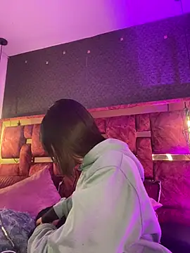 Snapshot of Emma_pinkk18 chatting on December 17, 2025, 8:03 pm Emma pinkk18 online show from December 17, 2025, 8:03 pm