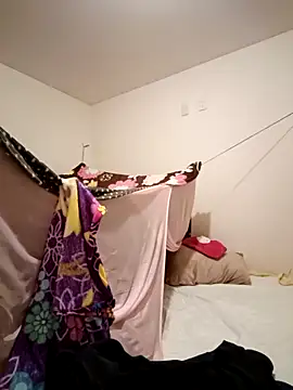 LUNARB23 online show from December 18, 2025, 3:11 am