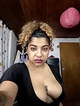 Zarah Moon online show from December 18, 2025, 4:06 am